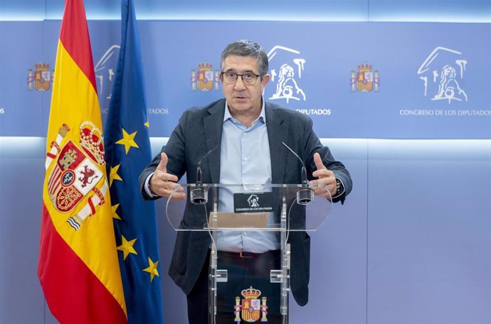 El portavoz del PSOE en el Congreso, Patxi López, ofrece una rueda de prensa tras las reuniones con el presidente del Gobierno en funciones, durante su ronda de contactos, a 10 de octubre de 2023, en Madrid (España). 