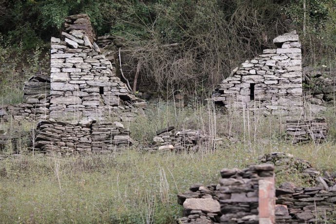 Ruinas del antiguo pueblo Portomarin emergido por la sequía en el Embalse de Belesar, a 6 de octubre de 2023, en Portomarin, Lugo, Galicia (España).  El Embalse de Belesar es una de las grandes obras hidroeléctricas que el régimen franquista realizó y q