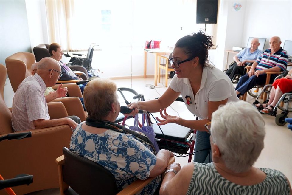 Estepona acerca el cante en vivo a las residencias de mayores en un proyecto de musicoterapia