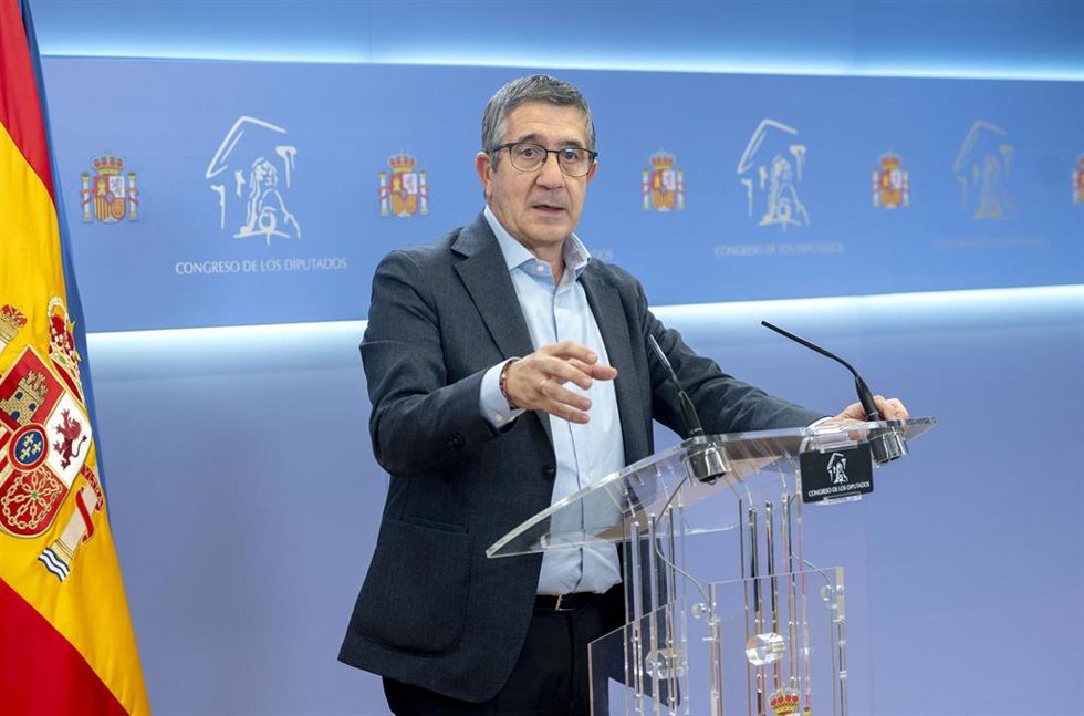 El portavoz del PSOE en el Congreso, Patxi López, ofrece una rueda de prensa