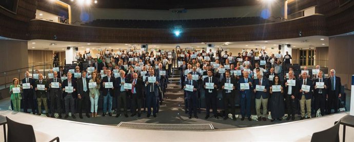 Foto familia VII Foro Ibérico Económico y Social.