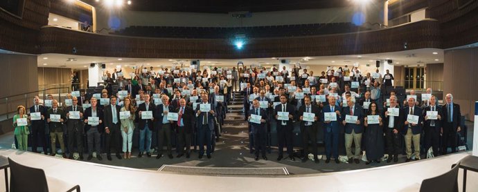 Foto familia VII Foro Ibérico Económico y Social.