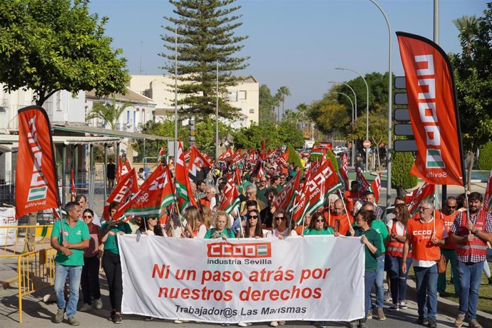Manifestación en la cooperativa Las Marismas, en Lebrija (Sevilla).