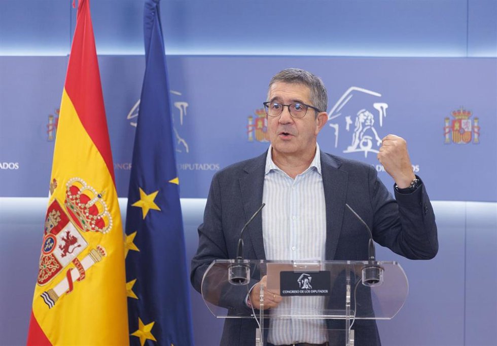 Archivo - El portavoz del PSOE en el Congreso, Patxi López, durante una rueda de prensa, tras la reunión dentro de la ronda de contactos entre Abascal y Feijóo, en el Congreso de los Diputados, a 5 de septiembre de 2023, en Madrid (España).