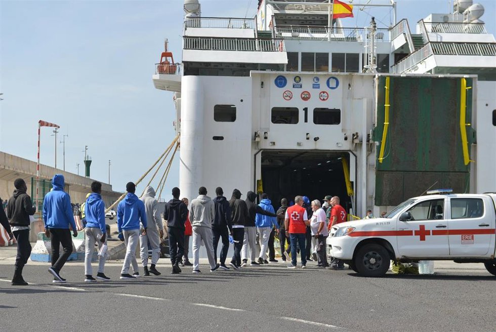 Migrantes esperan a ser trasladados en el navío 'El volcán de Taburiente¡, en el muelle de la Restinga, a 11 de septiembre de 2023, en El Hierro, Canarias (España)