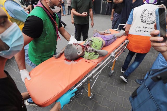 Médicos trasladan a un niño palestino herido por los ataques israelíes sobre Gaza.