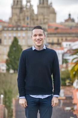 El militante socialista Aitor Bouza se postula como candidato a liderar el PSOE compostelano