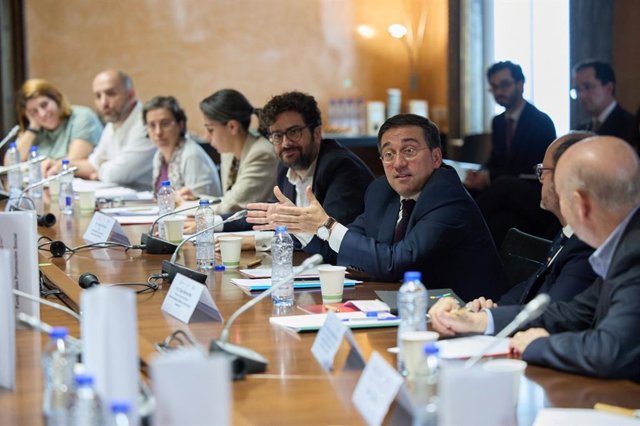 El ministro de Asuntos Exteriores en funciones, José Manuel Albares, se reúne con representantes de las ONG que trabajan en Palestina en la sede de la AECID