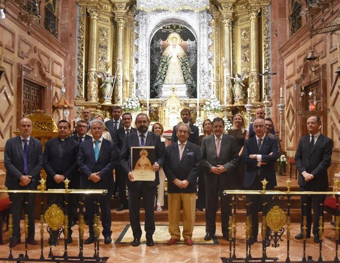 Ofrenda floral a la Macarena de CEU San Pablo tras la aprobación de la Ley que da luz verde a la Universidad Fernando III.
