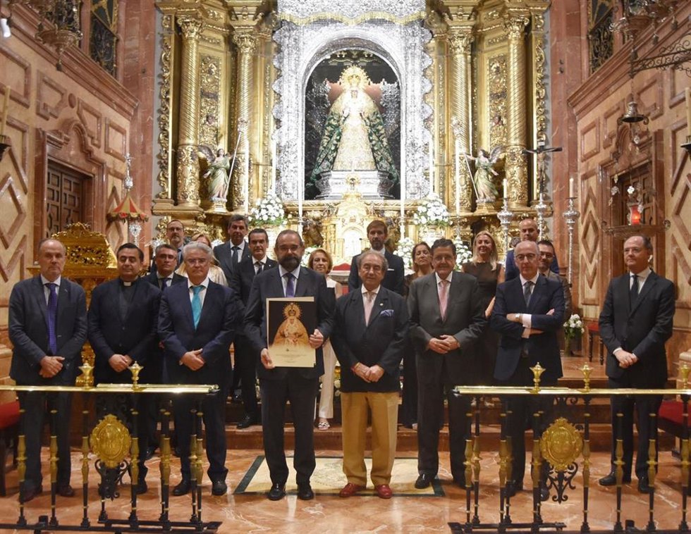 Ofrenda floral a la Macarena de CEU San Pablo tras la aprobación de la Ley que da luz verde a la Universidad Fernando III.