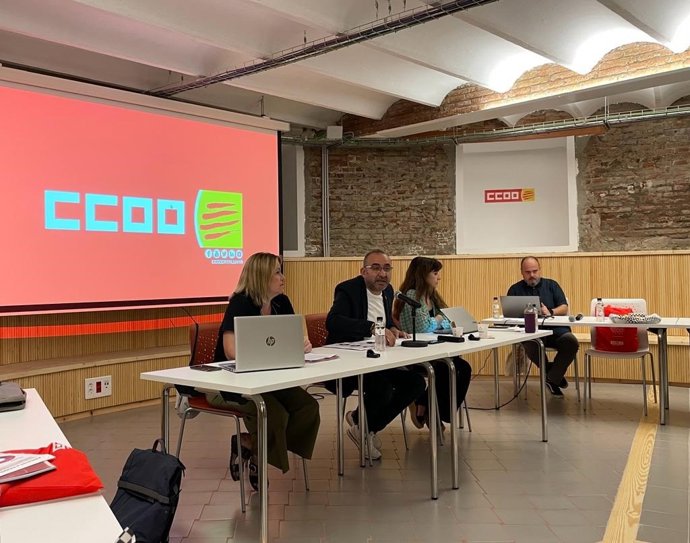 Javier Pacheco en un encuentro con medios junto a Cristina Torre López y Michela Albarello.