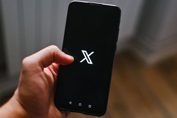 Archivo - August 28, 2023, Cours la Ville, Auvergne Rhone Alpes, France: X (ex-Twitter) logo. Illustration of daily life applications on a smartphone, that are the most used each day by millions of users.