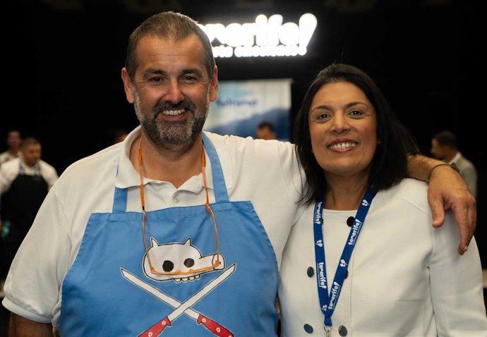La consejera delegada de Turismo de Tenerife, Dimple Melwani, y el chef David de Jorge, en el acto de clausura de San Sebastián Gastronomika