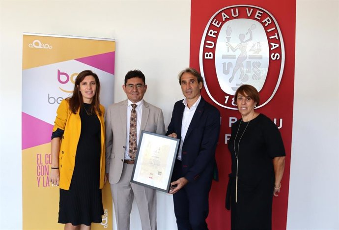 Acto de entrega del 'Sello Bequal Plus' a Bureau Veritas. Asistencia de Estela Fernández,  Jose Antonio Martín, Lluis Soler del Rio y Azucena García, de izquierda a derecha, al evento de acreditación.