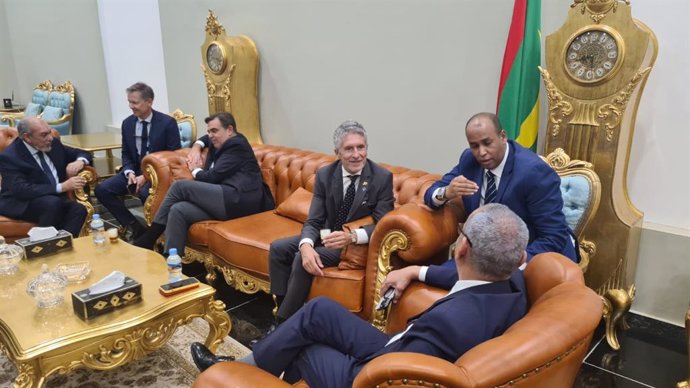El ministro del Interior, Fernando Grande-Marlaska, se reúne con el Gobierno de Mauritania en compañía del comisario europeo Margaritis Schinas