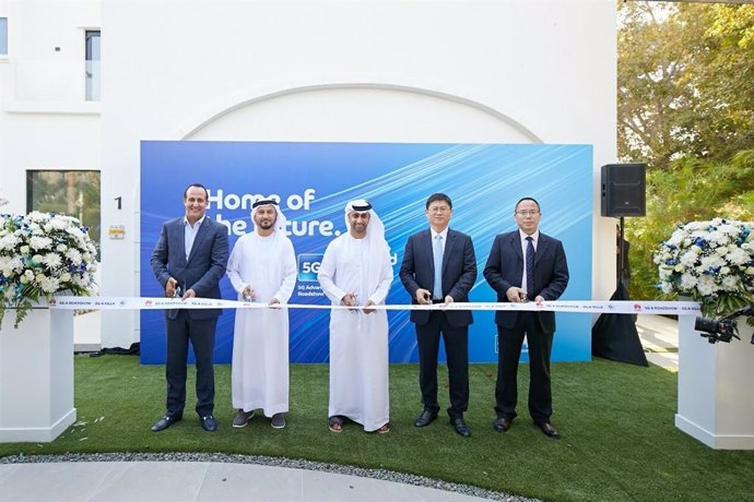 Gracing the event were the esteemed guests including Fahad Al Hassawi, CEO of du, Li Peng, Huawei's Corporate Senior Vice President and President of the company's Carrier BG, Saleem AlBlooshi, CTO at du, Karim Benkirane, CCO at du, Cao Ming, President o