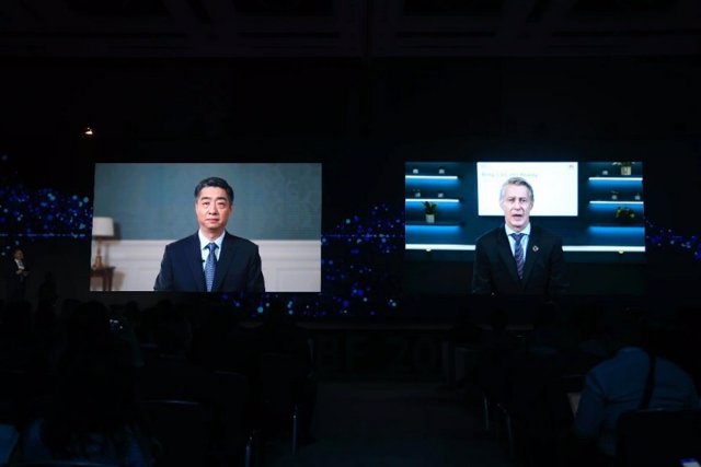 Huawei’s Ken Hu and GSMA’s Mats Granryd discussing 5G at MBBF 2023 in Dubai