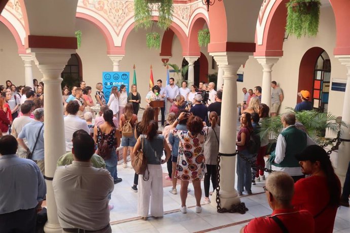 El Ayuntamiento de Alcalá de Guadaíra acoge la lectura del Manifiesto por el Día Internacional de la Salud Mental.