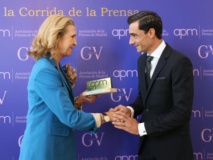 La infanta Elena entrega a Paco Ureña la Oreja de Oro de la APM, a la que felicita por "cuidar las tradiciones"