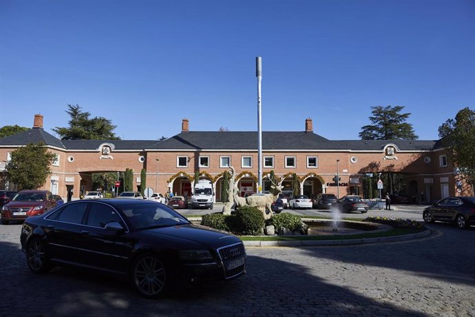 Archivo - Varios coches permanecen aparcados en una vía de La Moraleja