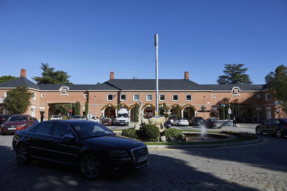 Archivo - Varios coches permanecen aparcados en una vía de La Moraleja