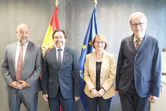 La presidenta de Crue y rectora de la Universitat Jaume I (UJI), Eva Alcón, en una reunión con el ministro de Universidades, Joan Subirats