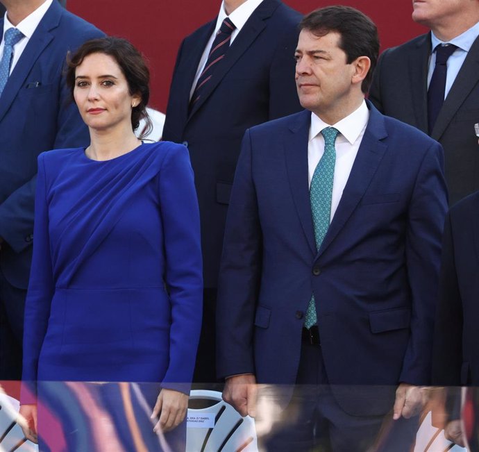 Archivo - La presidenta de la Comunidad de Madrid, Isabel Díaz Ayuso y el presidente de la Junta de Castilla y León, Alfonso Fernández Mañueco, durante el Día de la Hispanidad, a 12 de octubre de 2022, en Madrid (España).