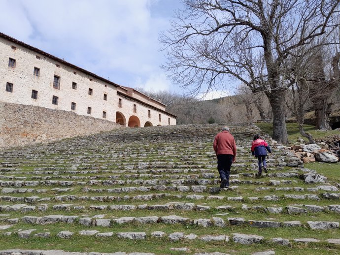 Caminantes en la ermita de Lomos de Orio