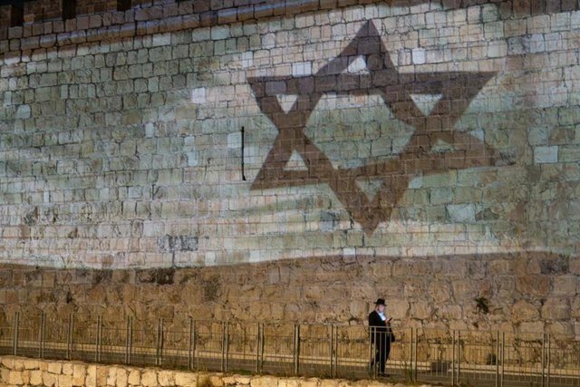 Una bandera de Israel proyectada en la Ciudad Vieja de Jerusalén