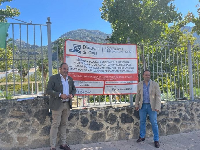 El responsable de Asistencia a Municipios, Antonio Aragón, revisa los resultados del plan de pavimentación de la Diputación de Cádiz en Ubrique.