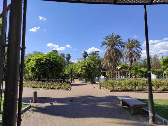 Archivo - La fuente del Parque Juan Carlos I (al fondo, centro), será una de las que se iluminen con los colores de la bandera de Israel.