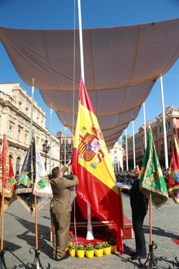 Izado de la bandera nacional dentro de los actos conmemorativos del 12 de octubre, en la Plaza de San Francisco.