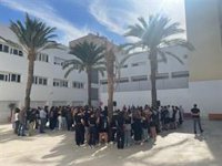 Compañeros y profesores del IES Drago despiden a sus compañeros fallecidos en Cádiz con un acto de homenaje en el patio