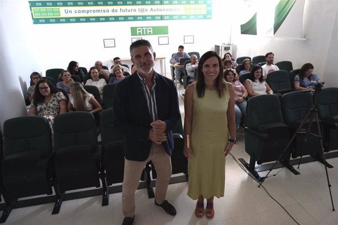 El secretario general de ATA Córdoba, José Luis Perea, y la delegada de Empleo, María Dolores Gálvez, antes del encuentro.