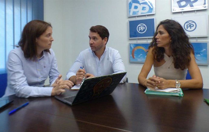 Fernando Priego, junto a Cristina Casanueva y Lorena Guerra.