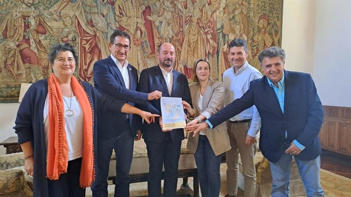 De izquierda a derecha, Ana Trevisani, Antonio Leira, Xosé Manuel Merelles, Miriam Louzao, Manuel Oreiro y Tono Mugico