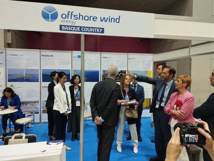 Arantxa Tapia visita el stand del Cluster de Energía en la Global Offshore Wind Summit de Japón