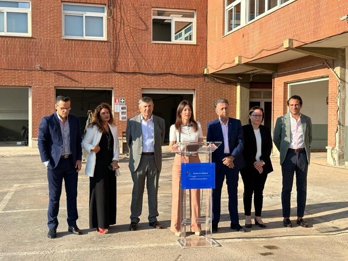 En el centro, la presidenta de la Autoridad Portuaria de Almería (APA), Rosario Soto.