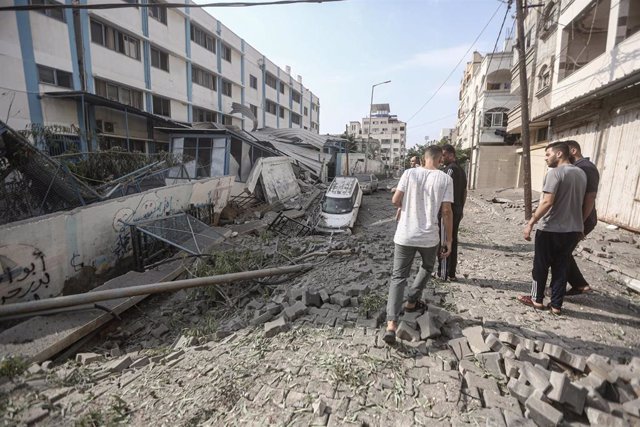 Escuela de la UNRWA dañada por los bombardeos israelíes en la Franja de Gaza