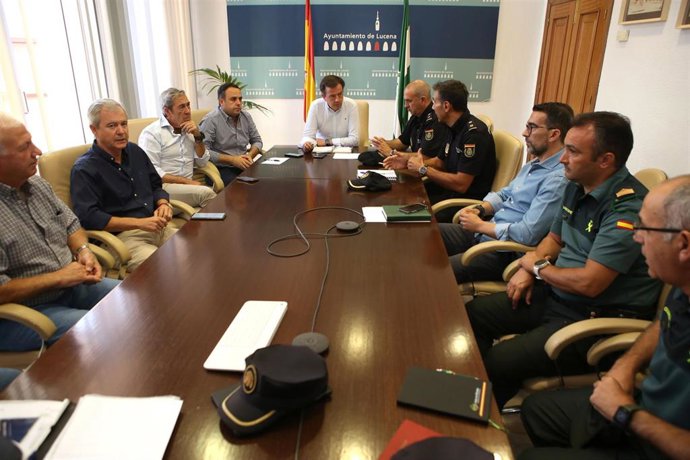 Archivo - Reunión entre Policía Local, Guardia Civil, Policía Nacional y representantes del sector olivarero de Lucena para coordinar el dispositivo de vigilancia especial que se activa hasta finales de marzo.