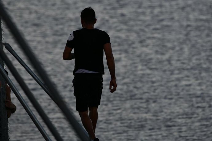 Archivo - Un joven migrante en Ceuta.