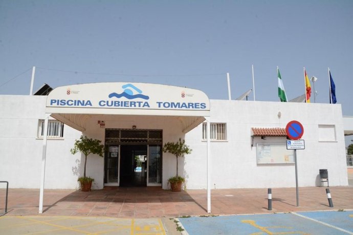 Exterior de la piscina cubierta de Tomares.