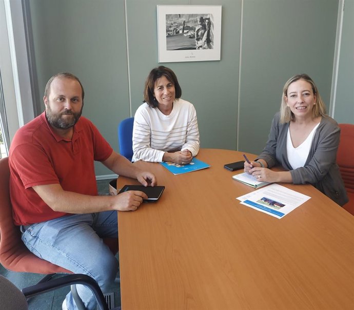 El coordinador de Unicef en Asturias, Pablo Suárez; la técnica de Políticas de Infancia y Sensibilización de Unicef, Natalia Vázquez, y la directora de la Agencia Asturiana de Cooperación al Desarrollo, Beatriz Coto.