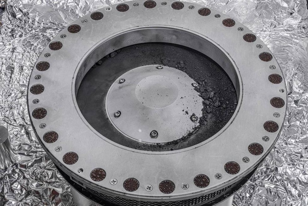 Una vista del exterior del recolector de muestras OSIRIS-REx. En el centro a la derecha se puede ver material de muestra del asteroide Bennu.