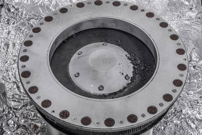 Una vista del exterior del recolector de muestras OSIRIS-REx. En el centro a la derecha se puede ver material de muestra del asteroide Bennu.