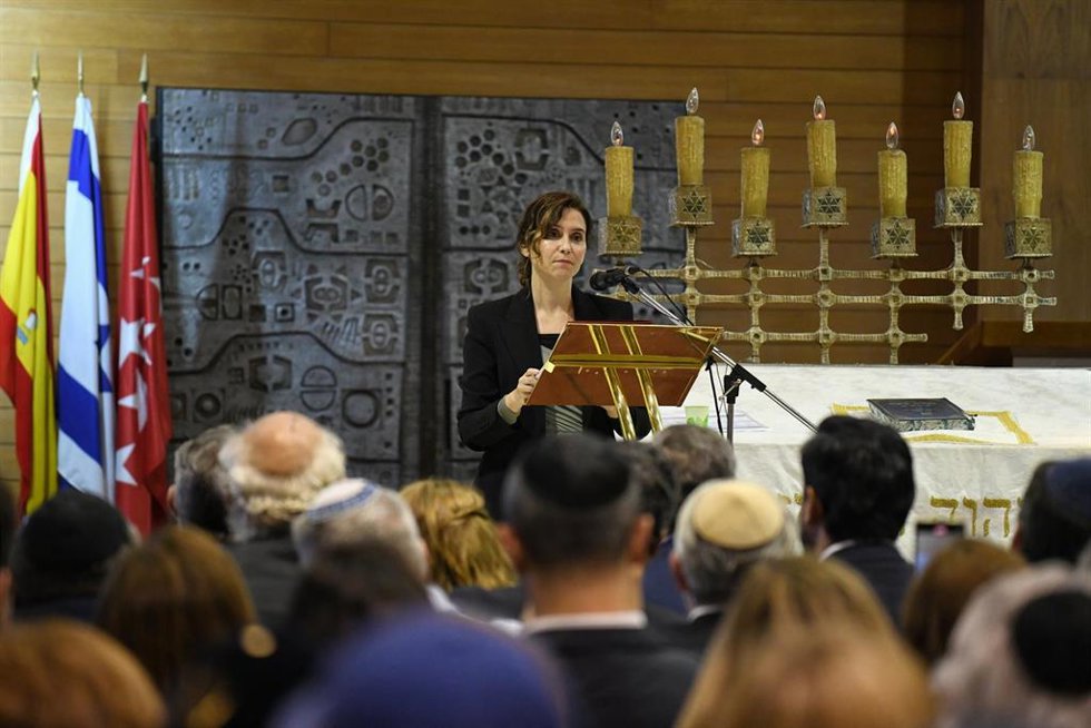 La presidenta de la Comunidad de Madrid, Isabel Díaz Ayuso, interviene en el solemne acto celebrado en memoria de las víctimas de los ataques terroristas sufridos por Israel, en la Sinagoga Beth Yaacov, a 10 de octubre de 2023, en Madrid (España). La Co