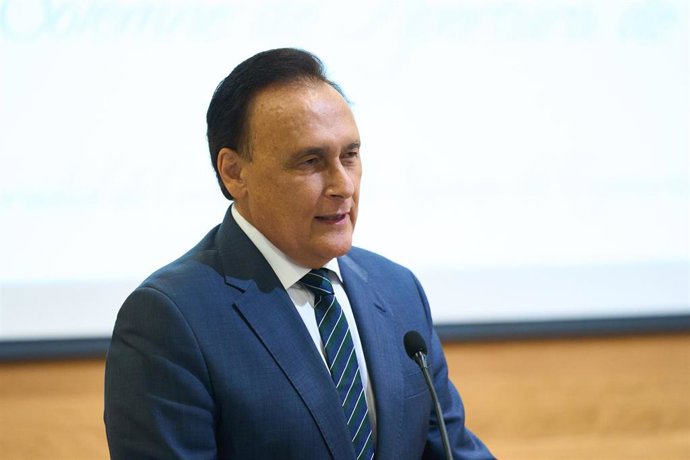 El consejero de Universidad e Innovación de la Junta de Andalucía, José Carlos Gómez Villamandos, interviene durante el acto de inauguración del curso académico 2023/2024 de la Universidad de Cádiz en Puerto Real a 6 de octubre de 2023 en Cádiz.