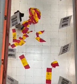 Estado en el que ha quedado de la bandera de España en la Facultad de Ciencias Políticas de la Complutense.