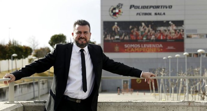 Archivo - Miguel Galán en una foto de archivo delante de la RFEF