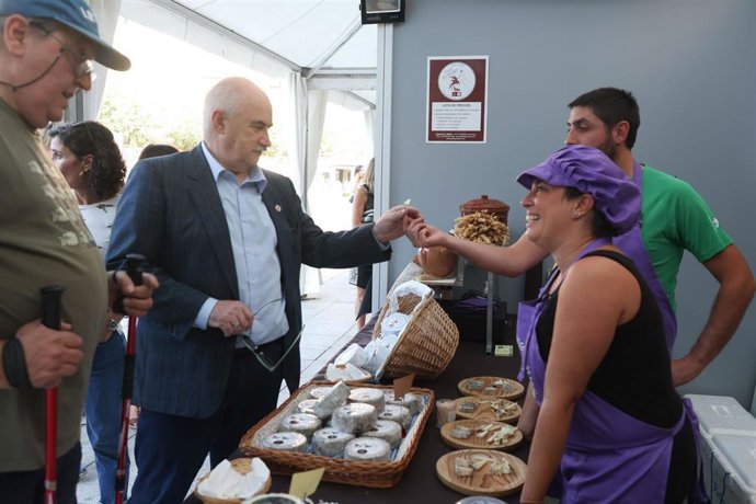 El consejero Aierdi ha visitado la Feria del Producto Local de Navarra